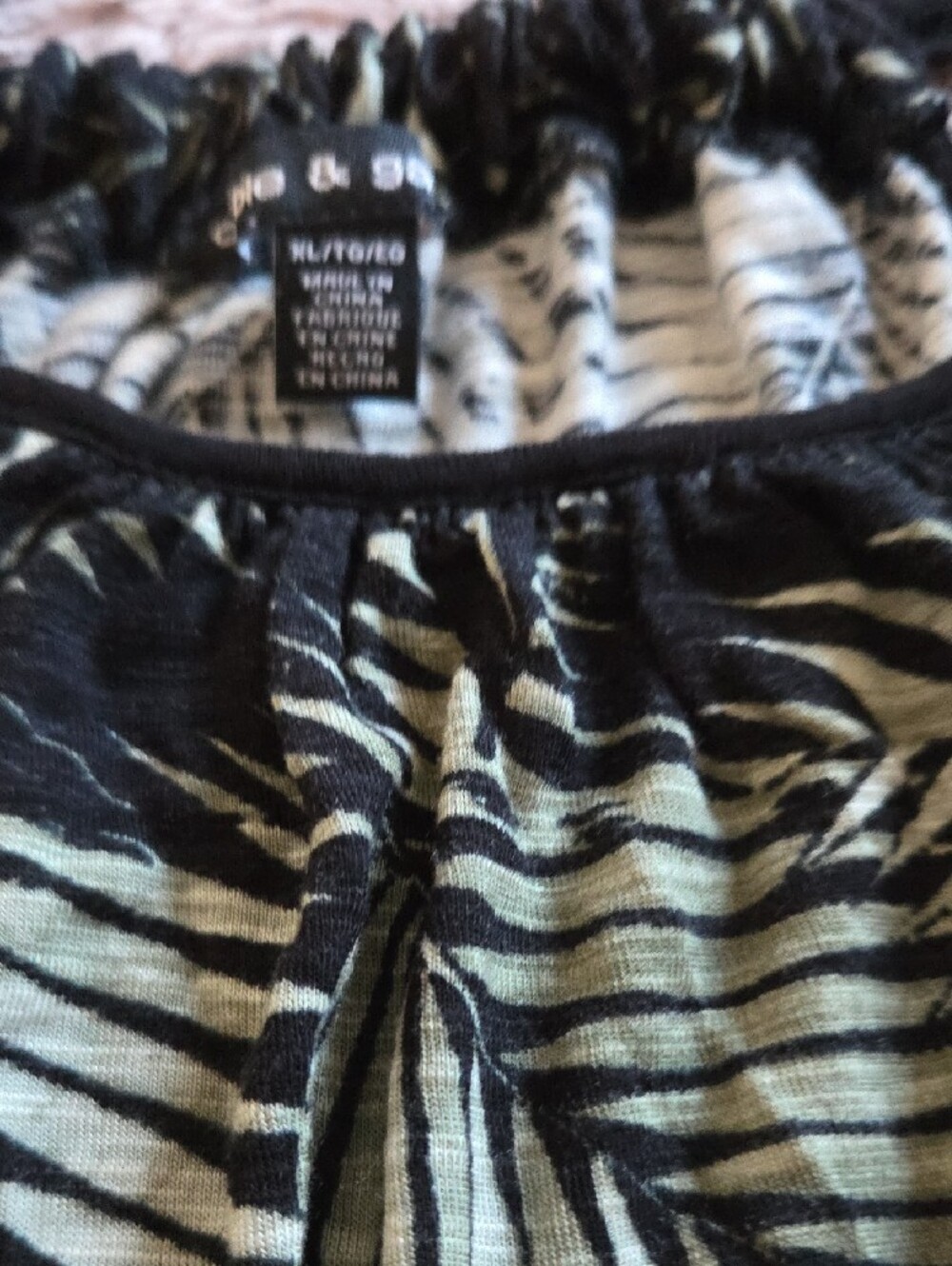 Tropical Palm-Print Tank Top - Black & Light Green - Picture 5 of 6